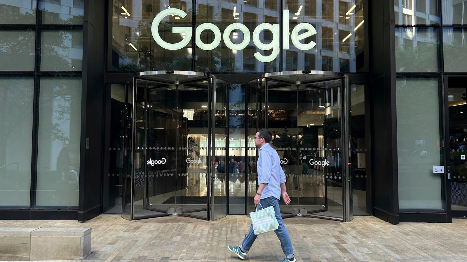 Google के डिजिटल विज्ञापन नेटवर्क ने एक अवैध एकाधिकार घोषित किया, जो पेनल्टी बॉक्स में अपने खोज इंजन में शामिल हो गया