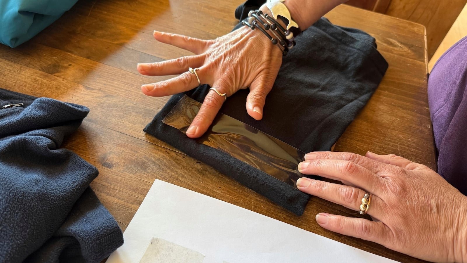 आपके कपड़े प्लास्टिक के टुकड़े बहा रहे हैं। यहाँ लोग इसके बारे में क्या कर रहे हैं