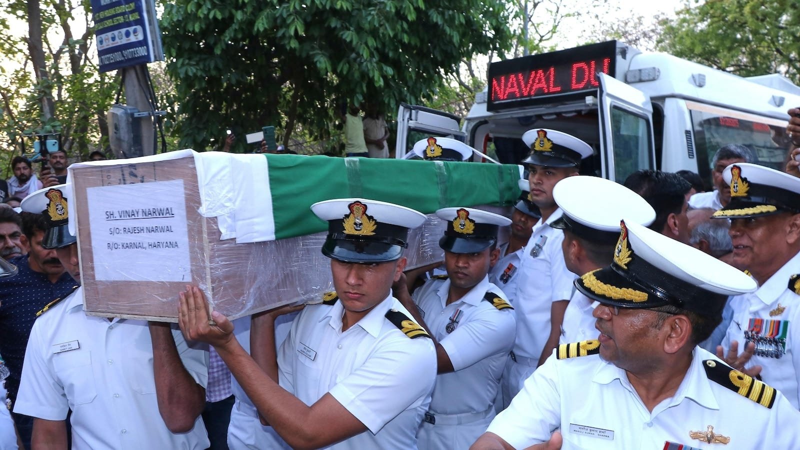 कश्मीर हमले के बचे लोगों का कहना है कि बंदूकधारियों ने पूछा कि क्या वे हिंदू हैं और आग लगा दी