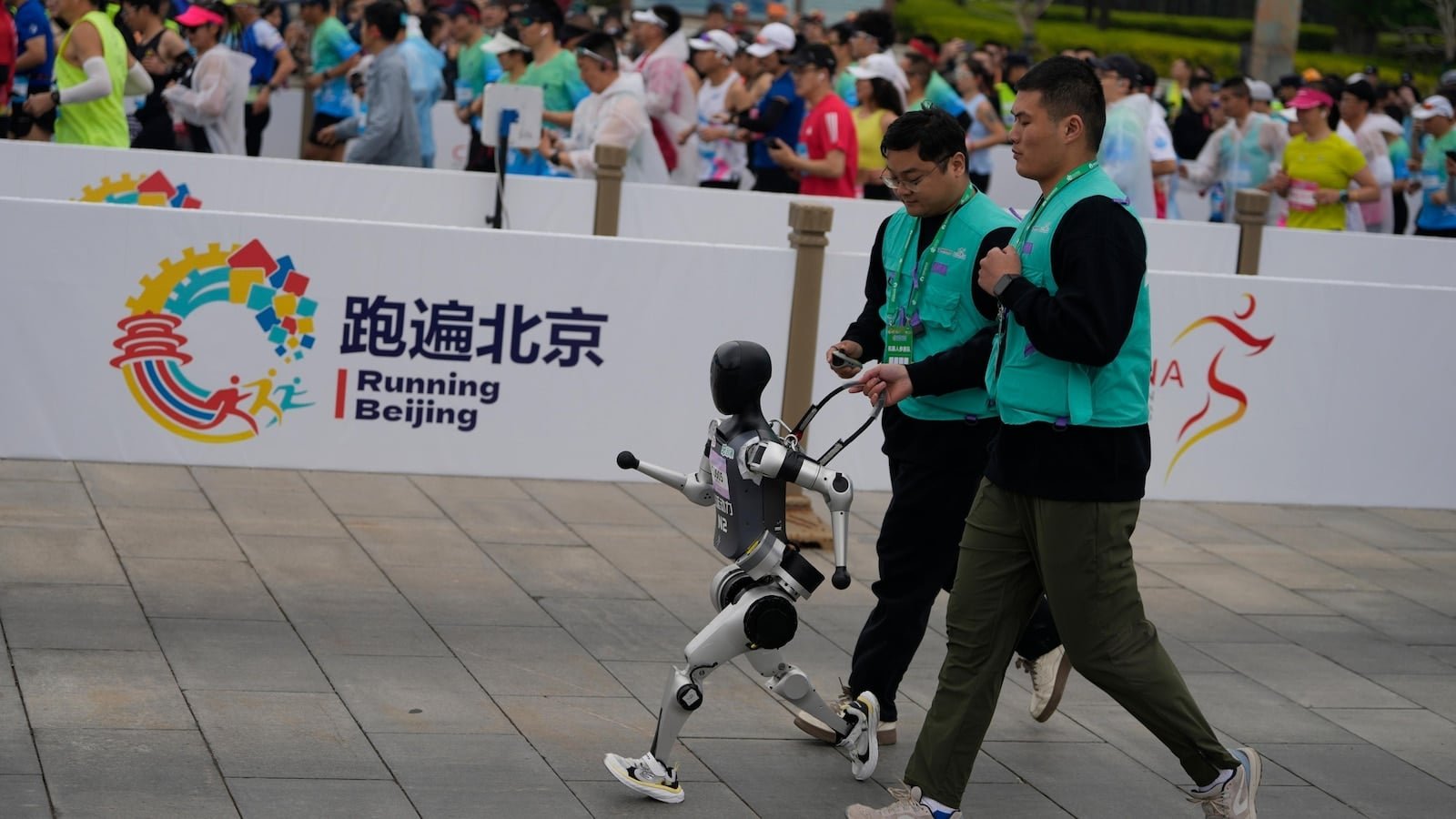 कोई पसीना नहीं: ह्यूमनॉइड रोबोट मांस-और-रक्त धावकों के साथ चीनी आधा मैराथन चलाते हैं