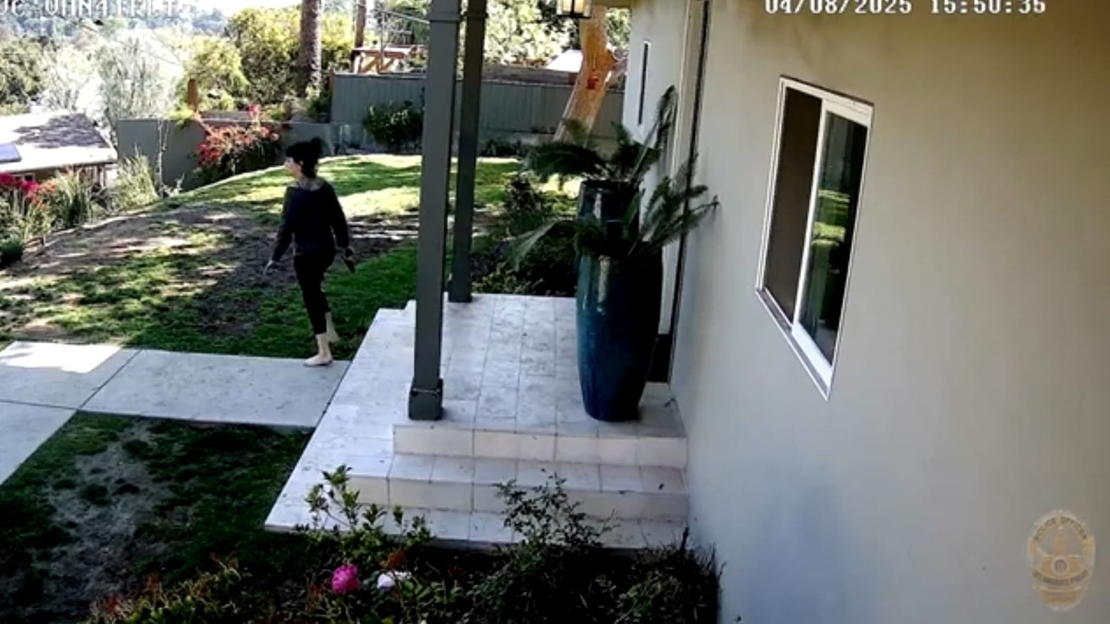 पुलिस ने सशस्त्र टकराव का वीडियो रिलीज़ किया जो कि वेइज़र बेसिस्ट की पत्नी को घायल कर दिया