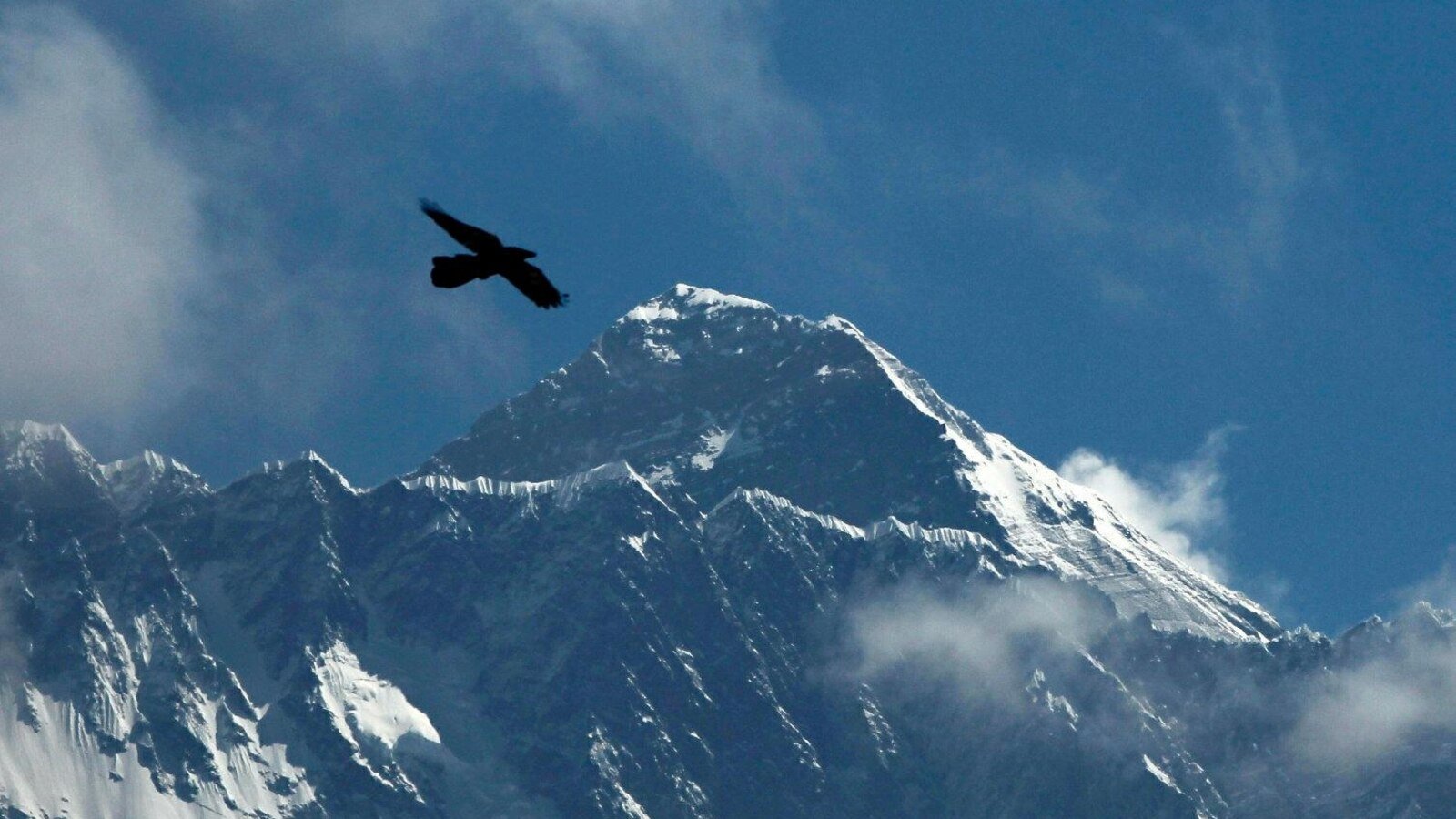 19 वीं बार पर्वतारोही तराजू एवरेस्ट, एक गैर-शेर्पा द्वारा अधिकांश पर्वतारोहियों के लिए रिकॉर्ड तोड़ते हुए