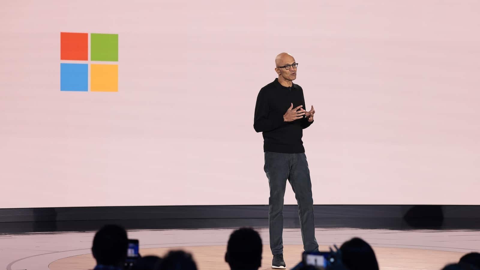 Microsoft ने कर्मचारी को फायर किया, जिन्होंने इजरायल की सेना के लिए AI टेक का विरोध करने के लिए सीईओ के भाषण को बाधित किया