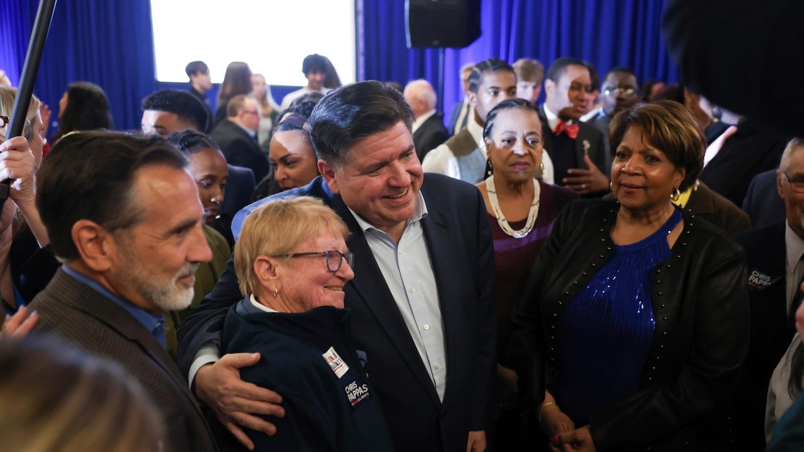 Pritzker और Ocasio-Cortez: एक अरबपति और एक पूर्व बारटेंडर ट्रम्प प्रतिरोध नेताओं के रूप में उभरता है