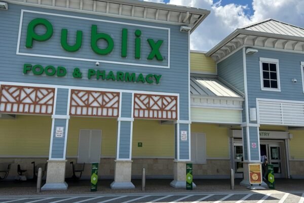 Publix परीक्षण के बाद बेबी फूड पाउच को याद करता है। Publix परीक्षण के बाद बेबी फूड पाउच को याद करता है।