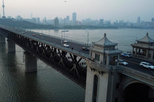 अप्रैल में चीन की अर्थव्यवस्था धीमी हो जाती है क्योंकि व्यापार युद्ध ब्लूज़ ने खुदरा बिक्री, आवास मारा