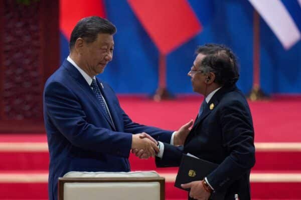 कोलंबिया चीन स्थित विकास बैंक में शामिल होना चाहता है क्योंकि लैटिन अमेरिका वाशिंगटन से दूर बह जाता है कोलंबिया चीन स्थित विकास बैंक में शामिल होना चाहता है क्योंकि लैटिन अमेरिका वाशिंगटन से दूर बह जाता है