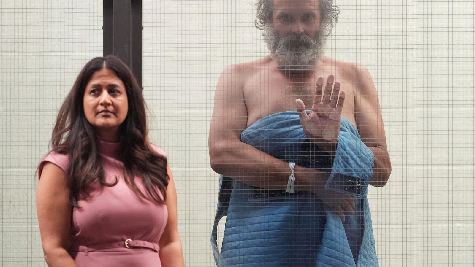 न्यायाधीश ने पाया कि जेनिफर एनिस्टन को घूरने का आरोप लगाया गया है।