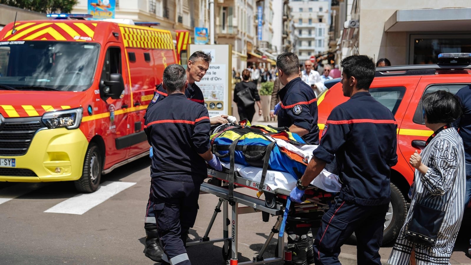 पाम ट्री कान्स फिल्म फेस्टिवल में व्यक्ति पर गिरता है