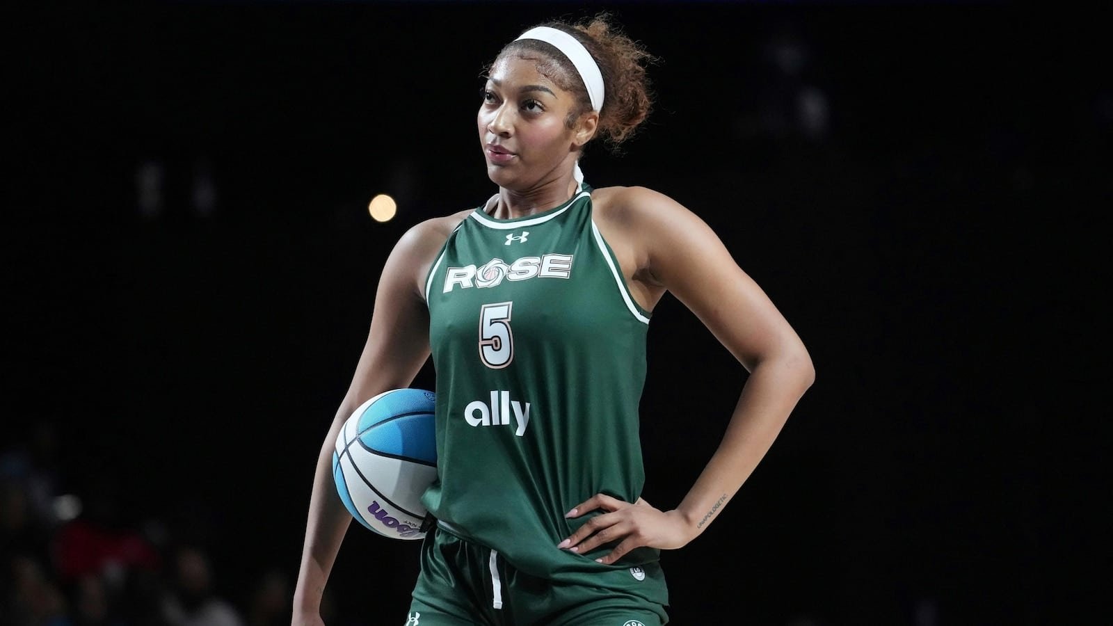 वापस स्कूल में: WNBA टीमों ने कॉलेज के एरेनास में ओपन प्रिसेंस के रूप में स्टार एलम्स कैंपस में लौटते हैं