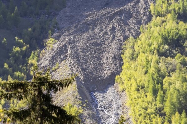 स्विस गांव ने मडस्लाइड के खतरे के कारण खाली कर दिया
